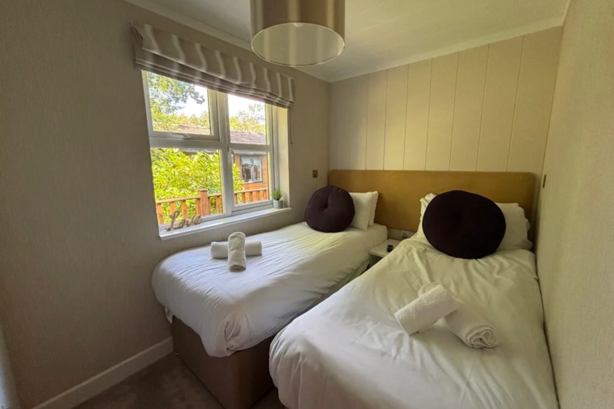 Wessex Classic, twin bedroom at Brokerswood