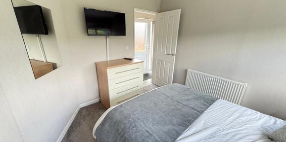 Finlake, Omar Southwold, master bedroom with tv