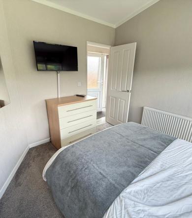 Finlake, Omar Southwold, master bedroom with tv
