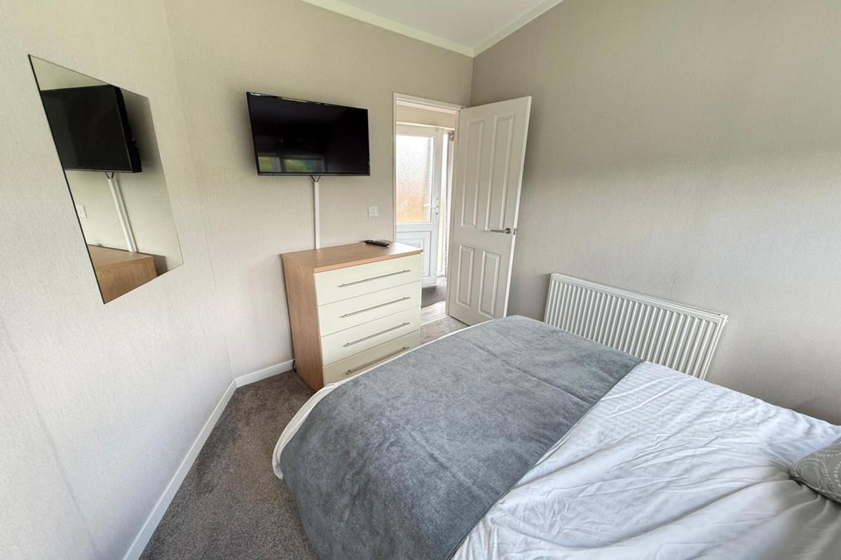 Finlake, Omar Southwold, master bedroom with tv