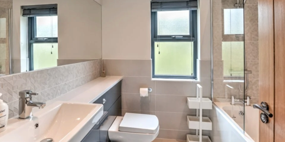 Oakgrove Elm, bathroom at Finlake