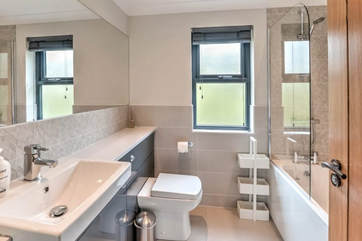 Oakgrove Elm, bathroom at Finlake