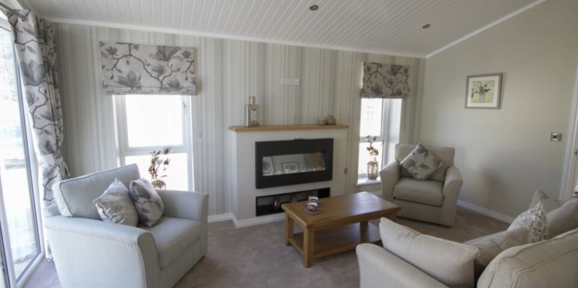 Oakgrove Clarendon, living area with fireplace at Finlake