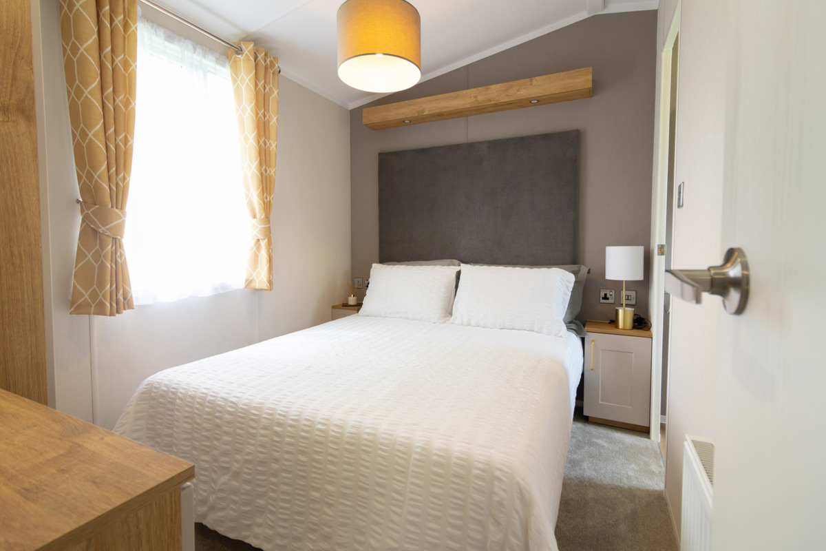 Sunseeker Spirit, master bedroom at Dartmoor View