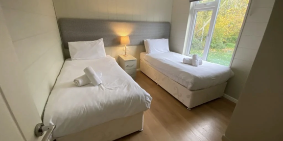 Prestige Dovecote, twin bedroom with window at Brokerswood
