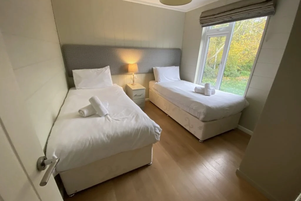 Prestige Dovecote, twin bedroom with window at Brokerswood