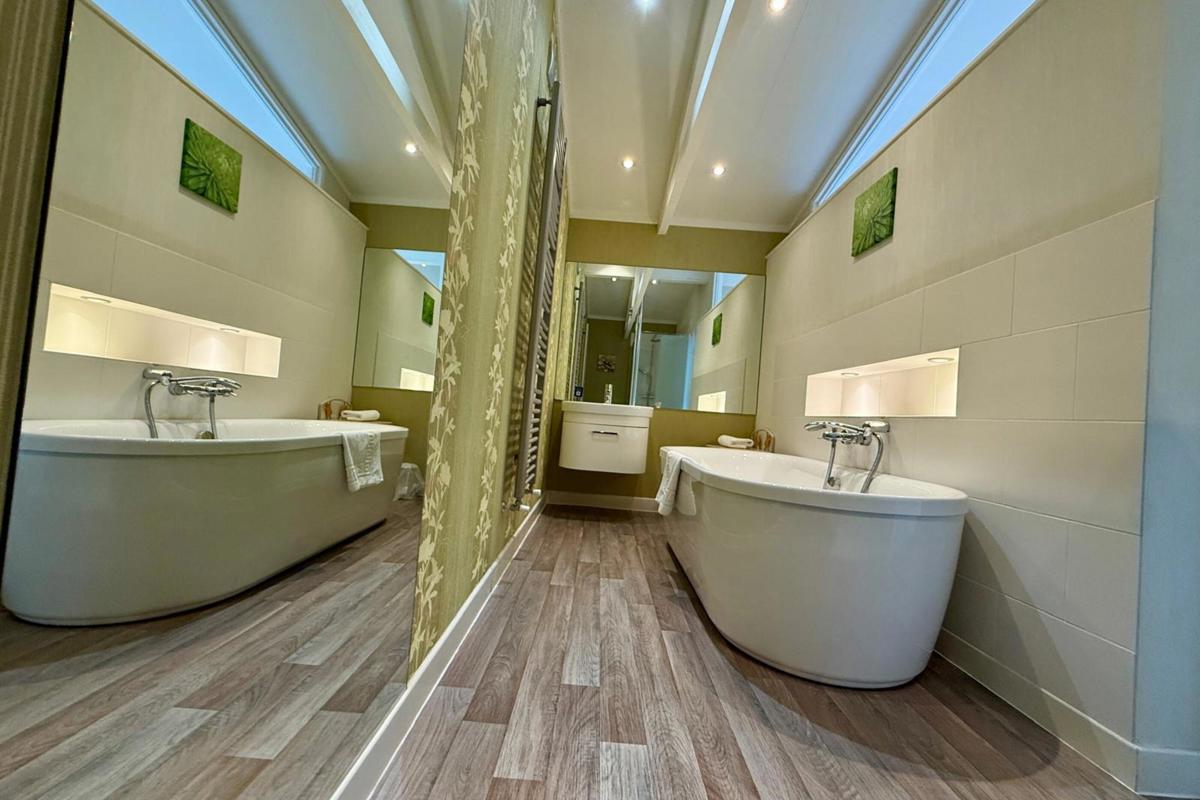 Wessex Summerhouse, ensuite at Finlake