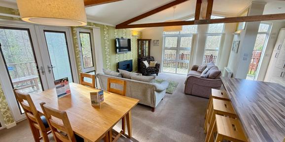 Wessex Summerhouse, dining area at Finlake