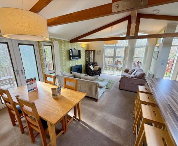 Wessex Summerhouse, dining area at Finlake