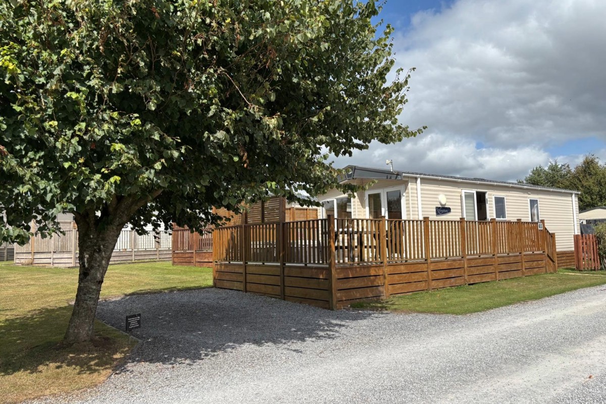 Regal Kingsbury, exterior with tree at Dartmoor View