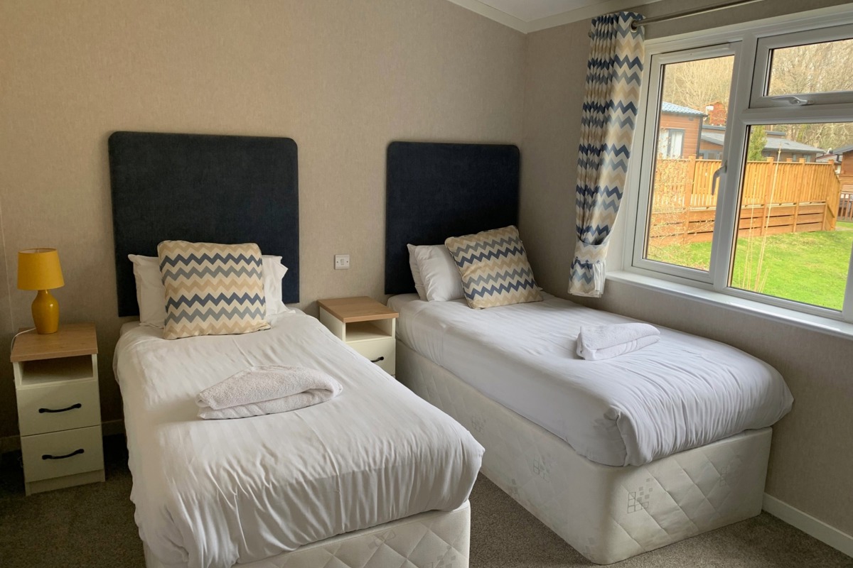 Omar Westfield, twin bedroom at Finlake