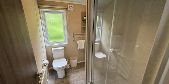 Devon Hills, Regal Hamilton, shower room
