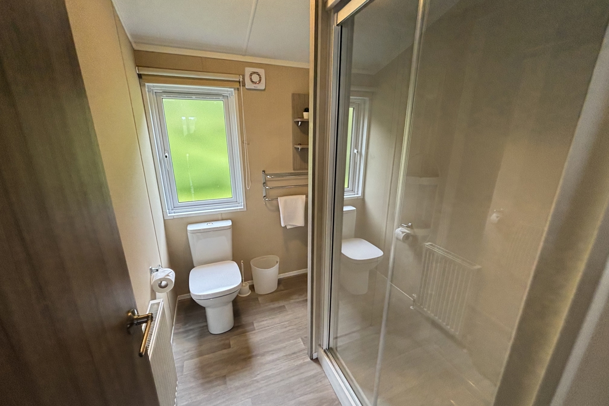 Devon Hills, Regal Hamilton, shower room