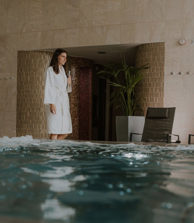 The Warren Spa Pool And Lady