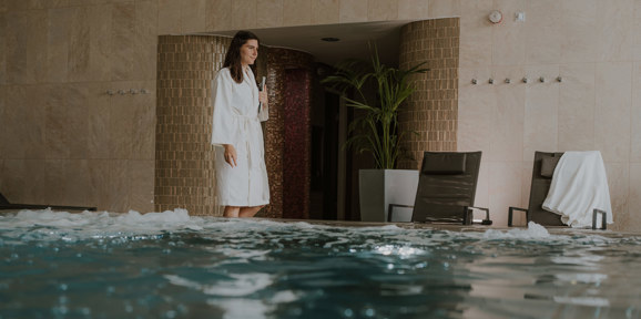 The Warren Spa Pool And Lady