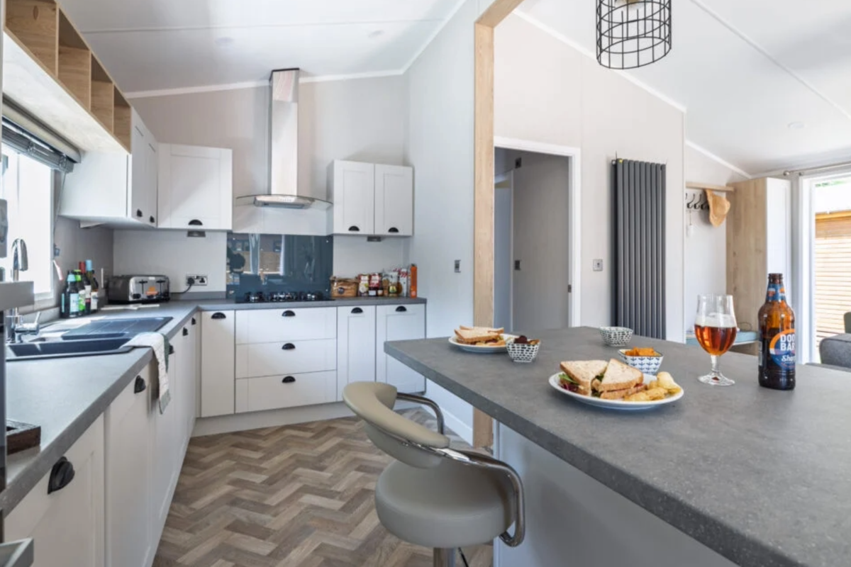 Sunseeker Sensation, breakfast bar in kitchen at Finlake