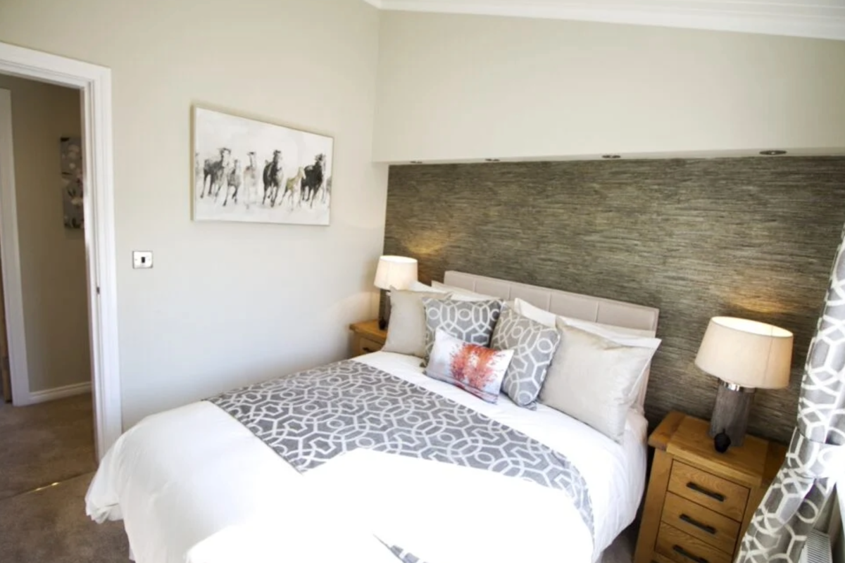 Oakgrove Clarendon, master bedroom at Finlake