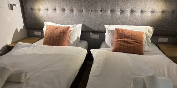 Brokerswood, Prestige Dovecote, twin bedroom