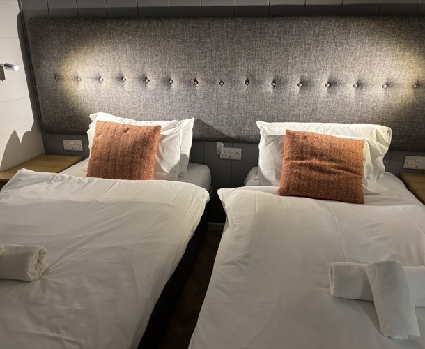 Brokerswood, Prestige Dovecote, twin bedroom