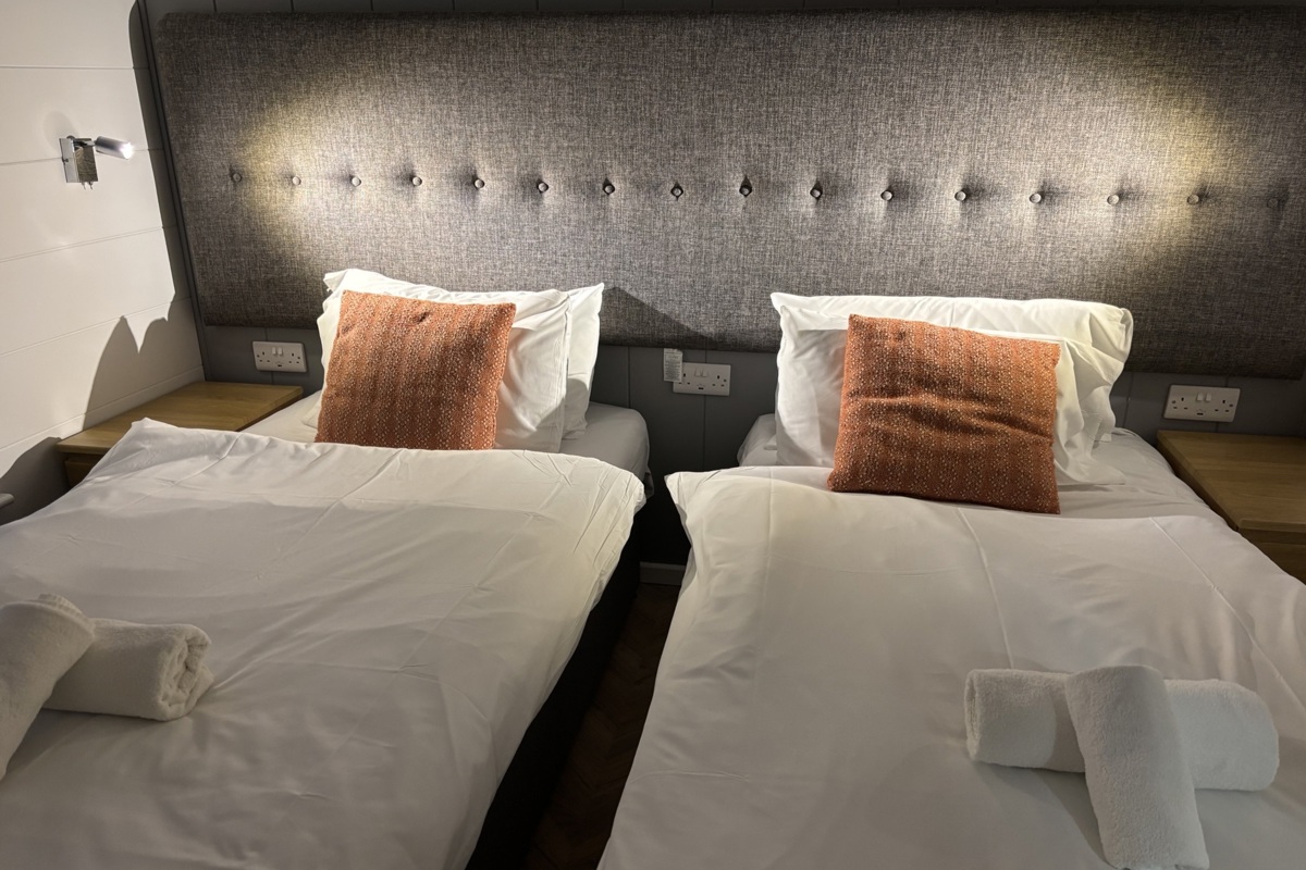 Brokerswood, Prestige Dovecote, twin bedroom