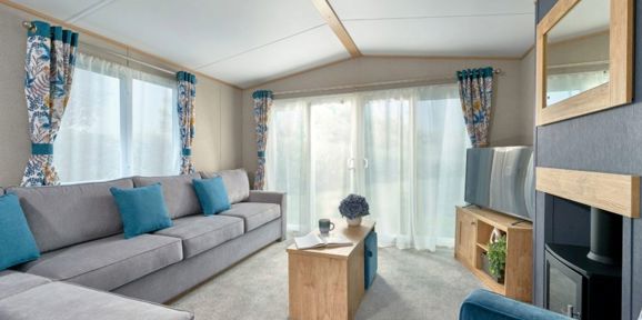 ABI Wimbledon FW12, Lounge TV at Finlake