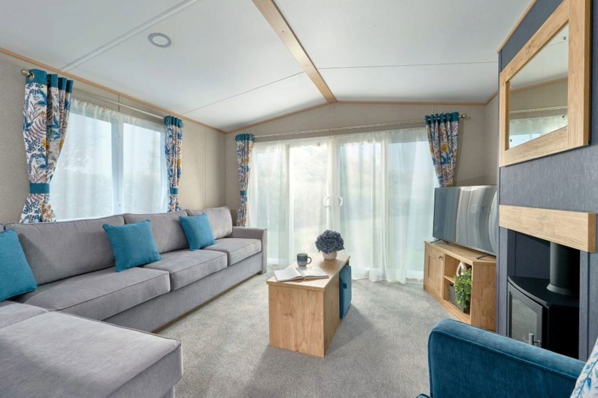 ABI Wimbledon FW12, Lounge TV at Finlake