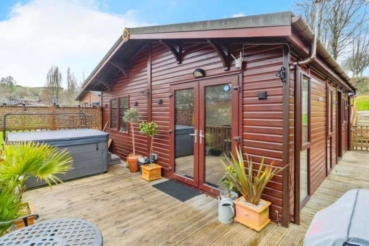 Tingdene Special, exterior at Devon Hills