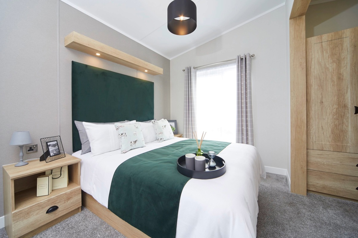 Sunseeker Sensation, master bedroom with window at Finlake