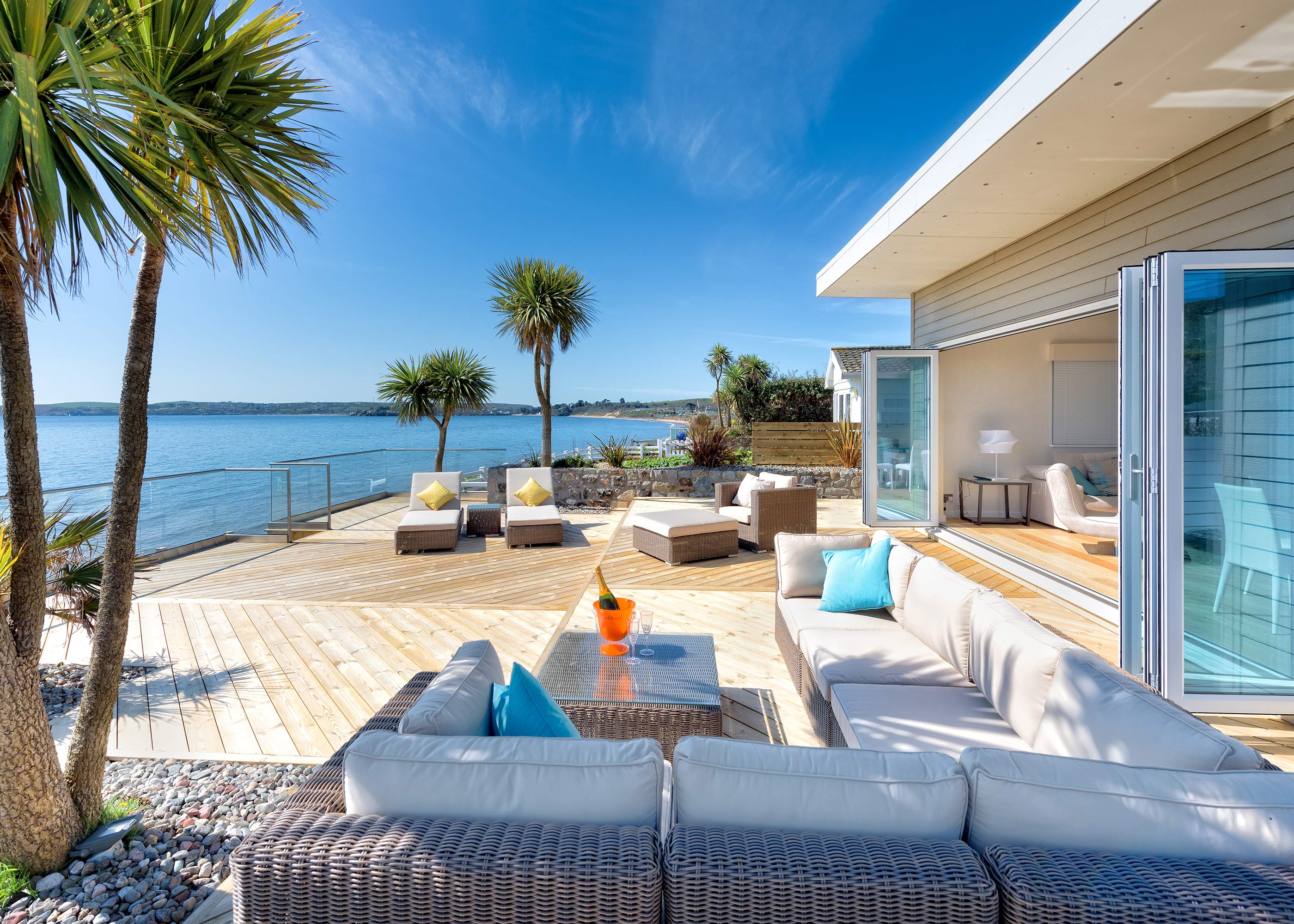 The Warren Blue And White Lodge By The Sea