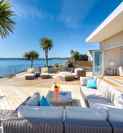 The Warren Blue And White Lodge By The Sea