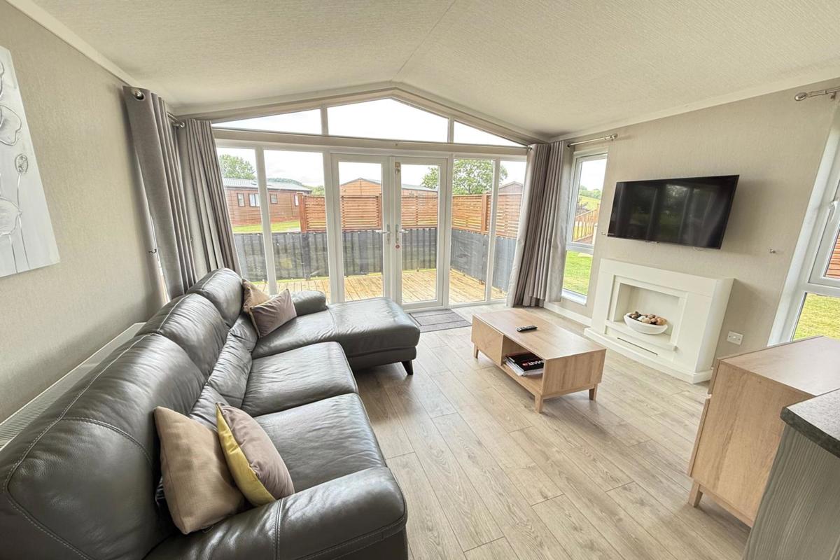 Finlake, Omar Southwold, lounge