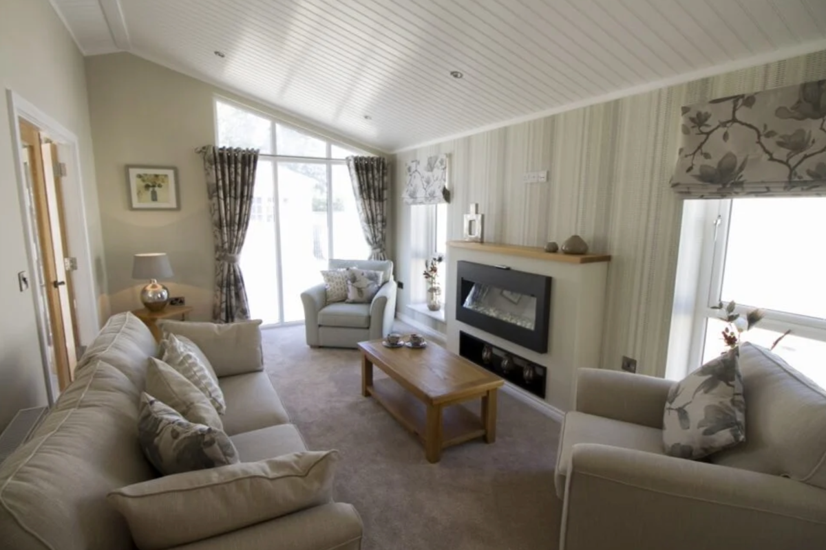 Oakgrove Clarendon, living area at Finlake
