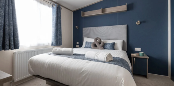 Regal Retreat, master bedroom at Finlake