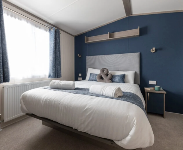 Regal Retreat, master bedroom at Finlake