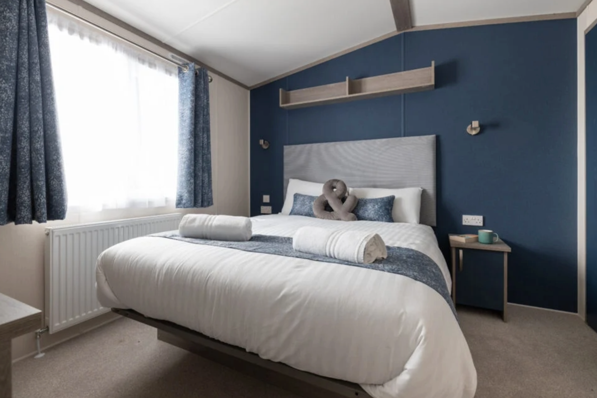 Regal Retreat, master bedroom at Finlake