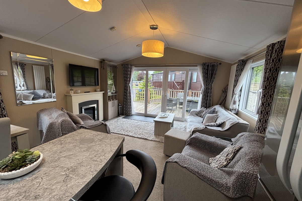 Devon Hills, Regal Hamilton, living room