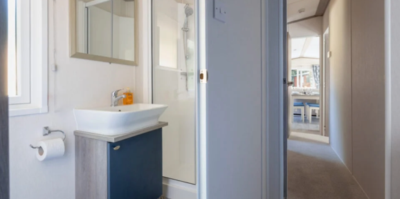 Regal Retreat, bathroom into hallway at Finlake