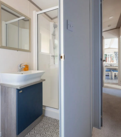 Regal Retreat, bathroom into hallway at Finlake