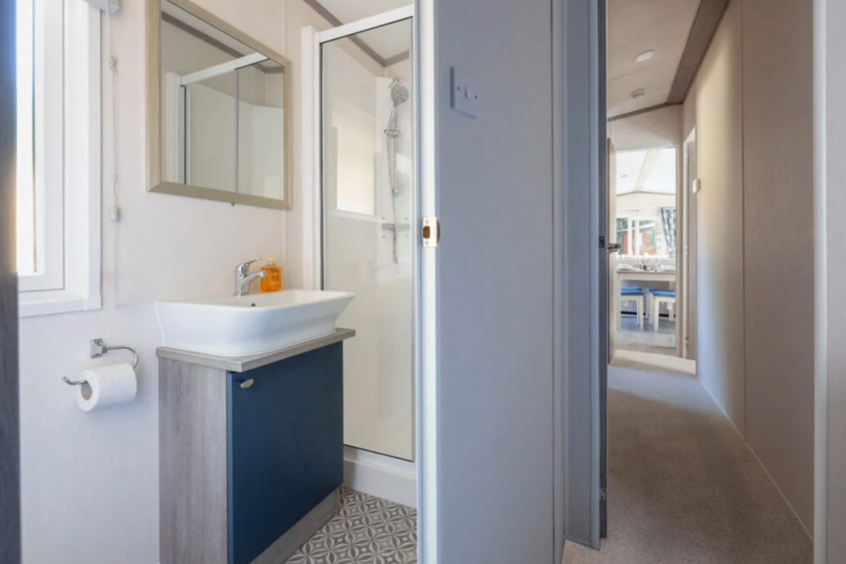 Regal Retreat, bathroom into hallway at Finlake