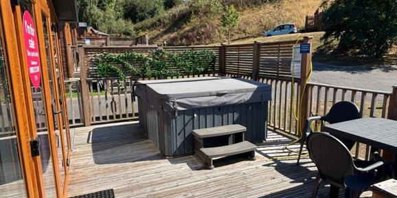 Carnaby Helmsley Lodge, decking and hot tub at Finlake
