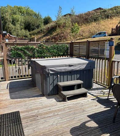 Carnaby Helmsley Lodge, decking and hot tub at Finlake