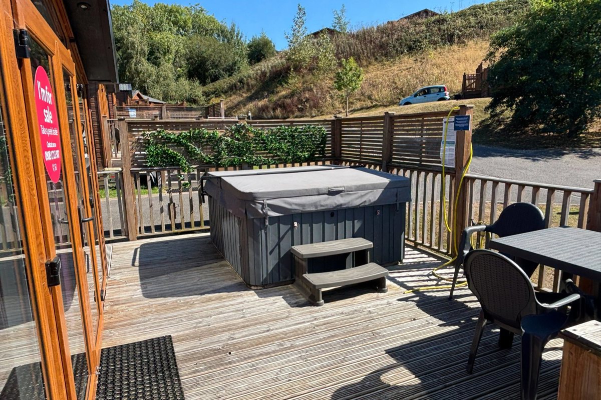 Carnaby Helmsley Lodge, decking and hot tub at Finlake
