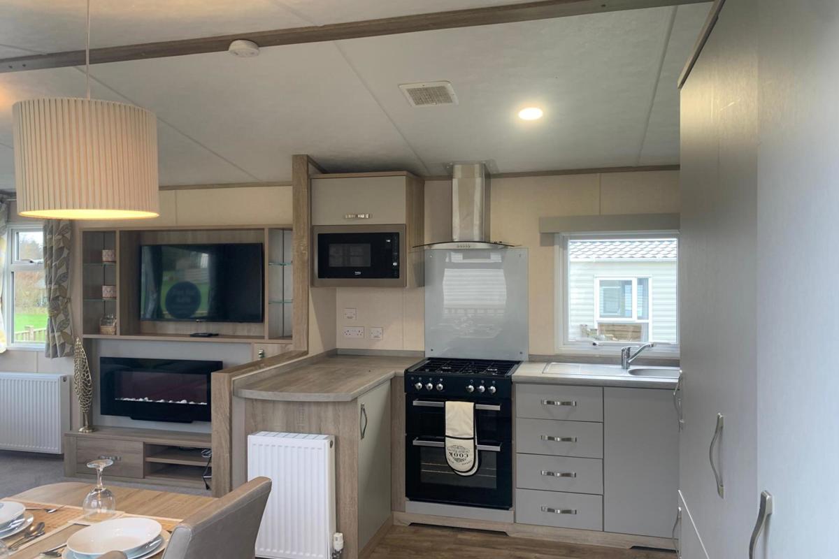 Carnaby Oakdale well equipped kitchen at Dartmoor view 