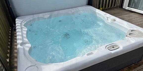 Carnaby Glenmoor Lodge, hot tub at Dartmoor View