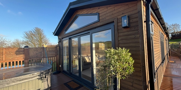 Prestige Quindi, exterior with hot tub at Devon Hills