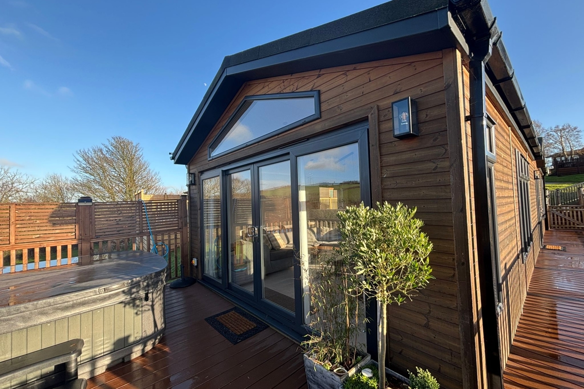 Prestige Quindi, exterior with hot tub at Devon Hills