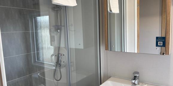 Carnaby Glenmoor Lodge, shower at Dartmoor View