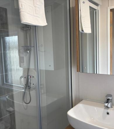 Carnaby Glenmoor Lodge, shower at Dartmoor View