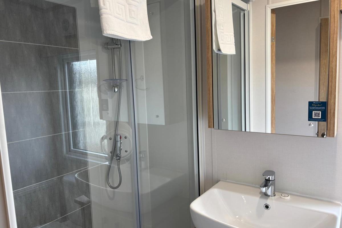 Carnaby Glenmoor Lodge, shower at Dartmoor View