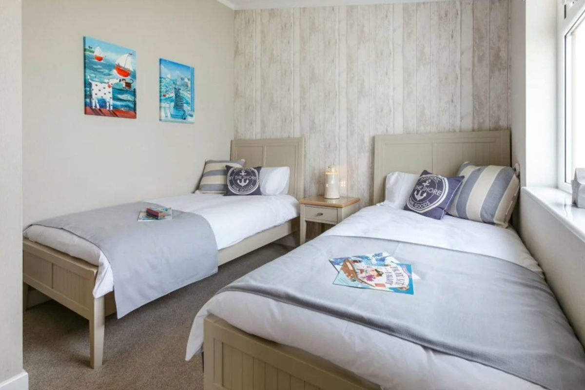 Wessex Contemporary, twin bedroom at Finlake